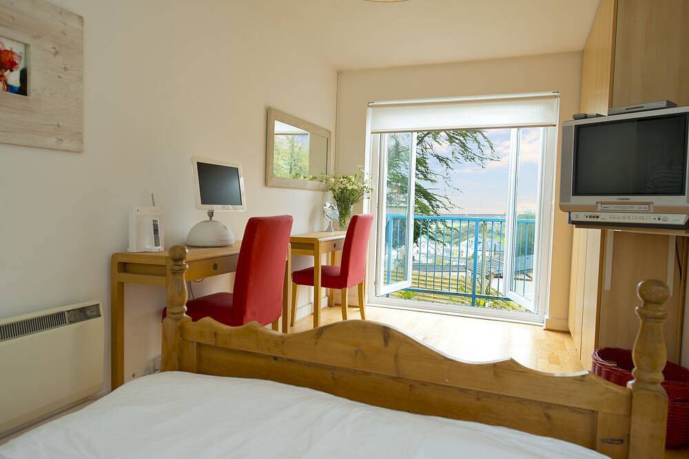 Entire apartment, Beautiful Contemporary Apartment with Parking, 5 minutes walk from the Beach in Cornwall