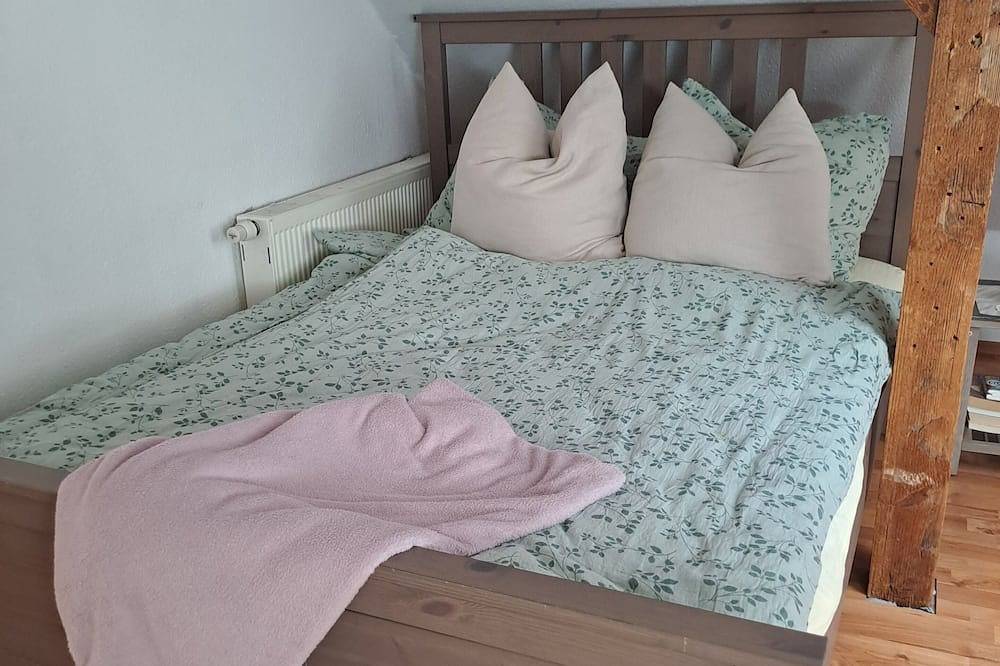 Ganze Wohnung, Ruhige und zentral gelegene Ferienwohnung im Dachgeschoss einer Altbauvilla in Falkensee, Havelland