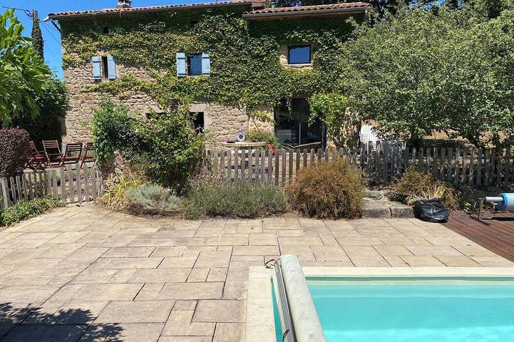 Location de vacances pour 8 personnes, avec jardin à Domaize