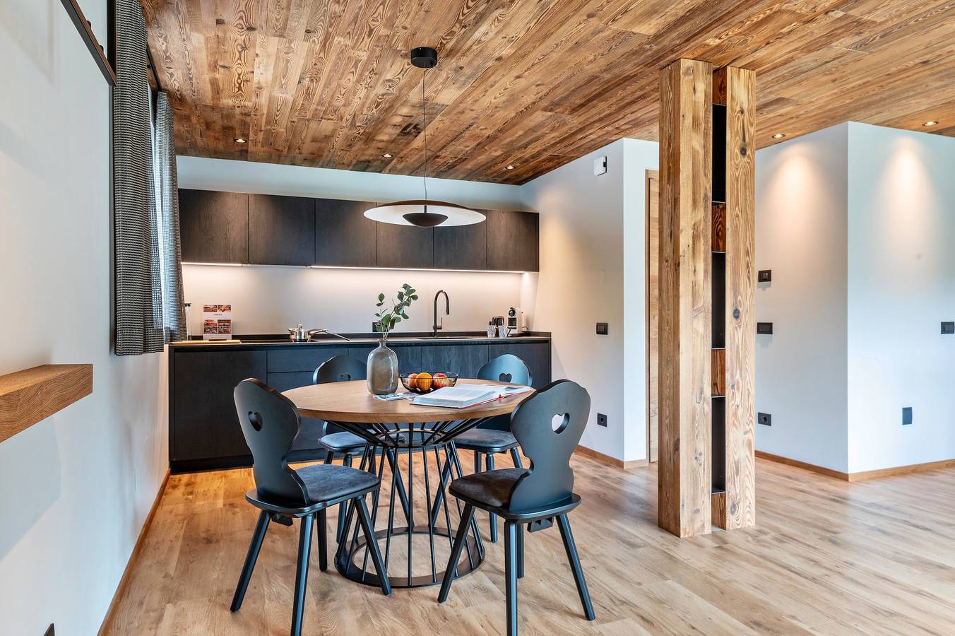 Appartamento intero, Villa Sofia Appartamento 'O' con vista sulle montagne, terrazza privata e Wi-Fi in Plan da Tieja, Selva di Val Gardena