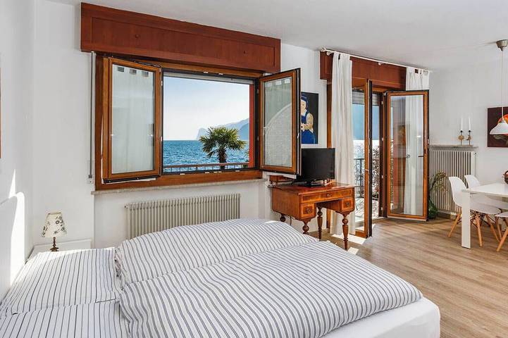 Apartamento entero, Beust House - Christa - Balcony on the lake - 50 meters from the beach in Torbole, Nago-Torbole