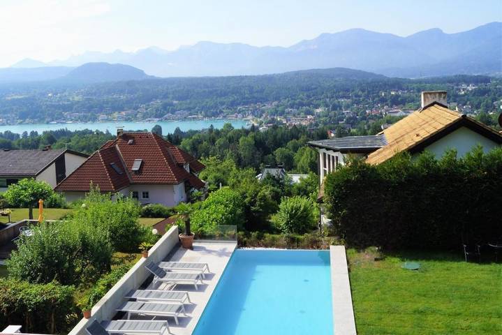 Ferienwohnung für 4 Personen, mit Balkon und Terrasse sowie Garten und Pool