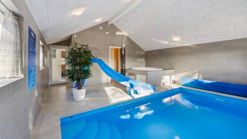 Ferienhaus für 12 Personen, mit Sauna und Terrasse sowie Garten in Mecklenburgische Seenplatte