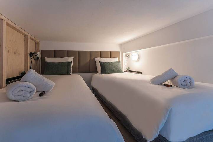 Ganze Wohnung, Stilvolles Loft mit 2 Schlafzimmern im Herzen von Tilburg. Modern, hell und komplett ausgestattet mit Küche, schnellem WLAN, Smart-TV und Arbeitsbereich – perfekt für einen Städtetrip oder einen gemütlichen Workation-Aufenthalt. in Tilburg, Nordbrabant