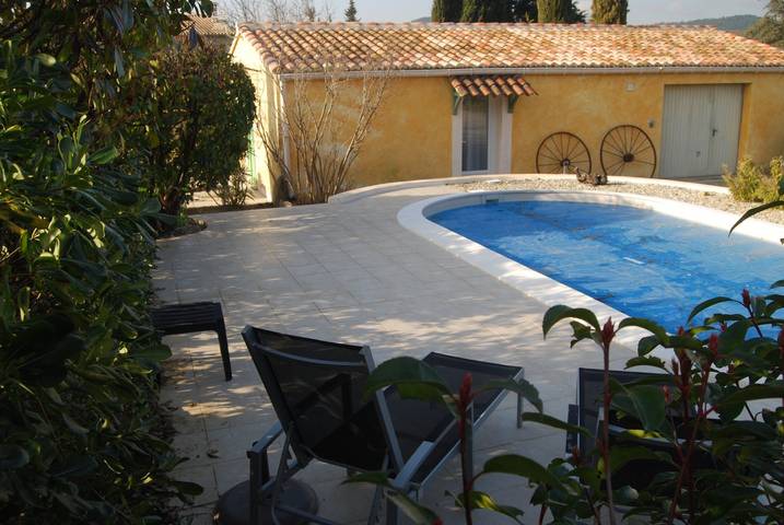 Gîte pour 2 personnes, avec Terrasse ainsi que Jardin et Piscine
