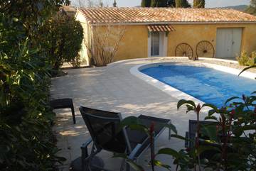 Gîte pour 2 personnes, avec piscine ainsi que terrasse et jardin à Malaucène