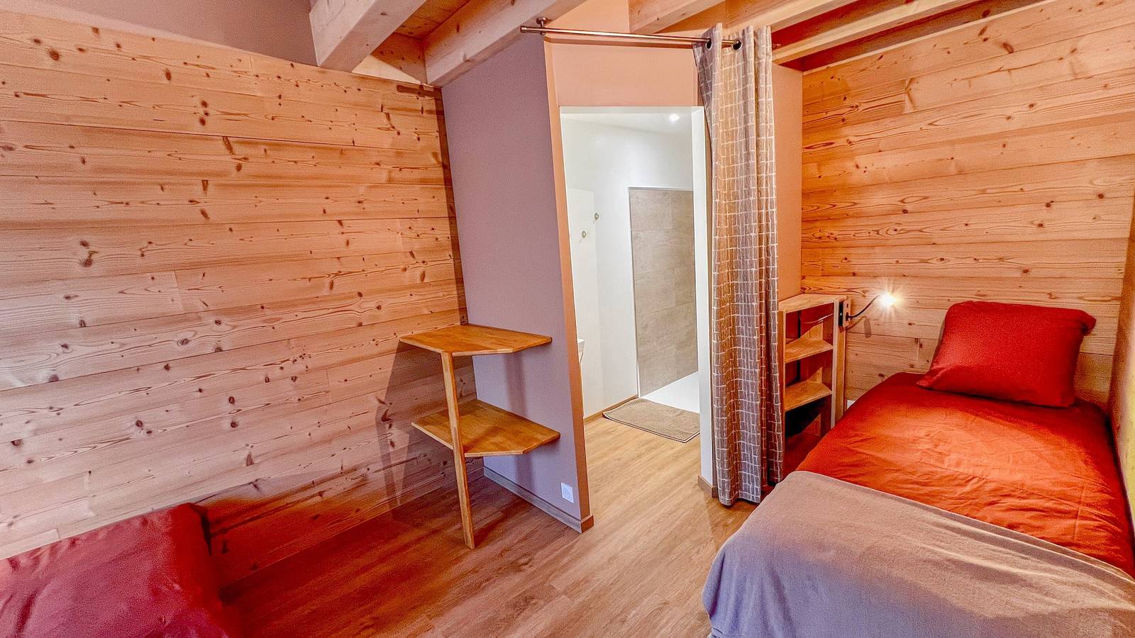 Chalet 'Quiétude, 17 Lits & Jacuzzi' with Mountain View, Shared Terrace and Wi-Fi in Font-Romeu-Odeillo-Via, Parc naturel régional des Pyrénées catalanes