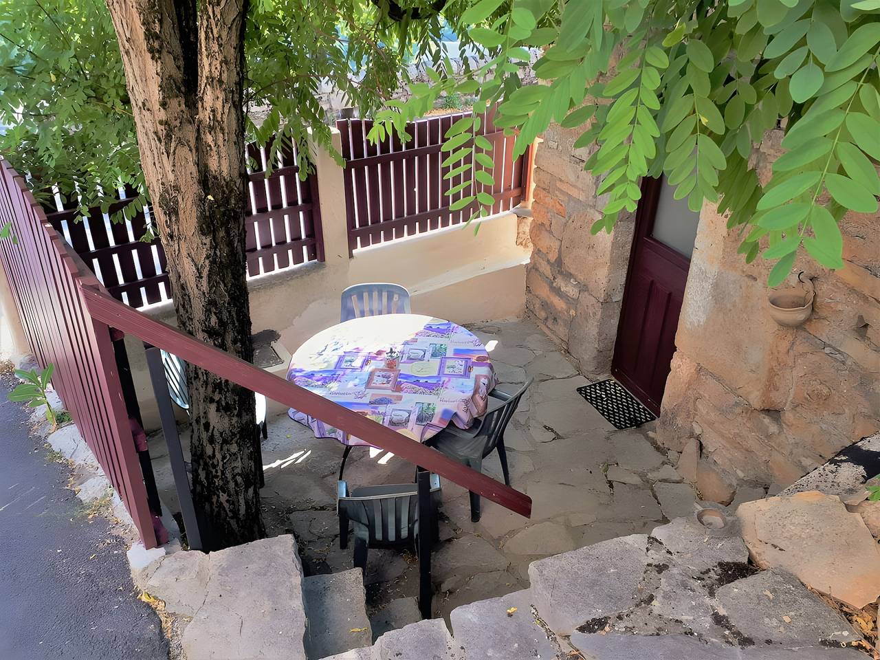 Gîte « Le Vignou » en Ste-Enimie: Vistas a la montaña, terraza privada y Wi-Fi in Gorges du Tarn Causses, Cevenas