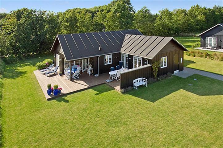 Ferieudlejning for 8 personer, med Jacuzzi og Terrasse såvel som Have og Sauna i Nysted