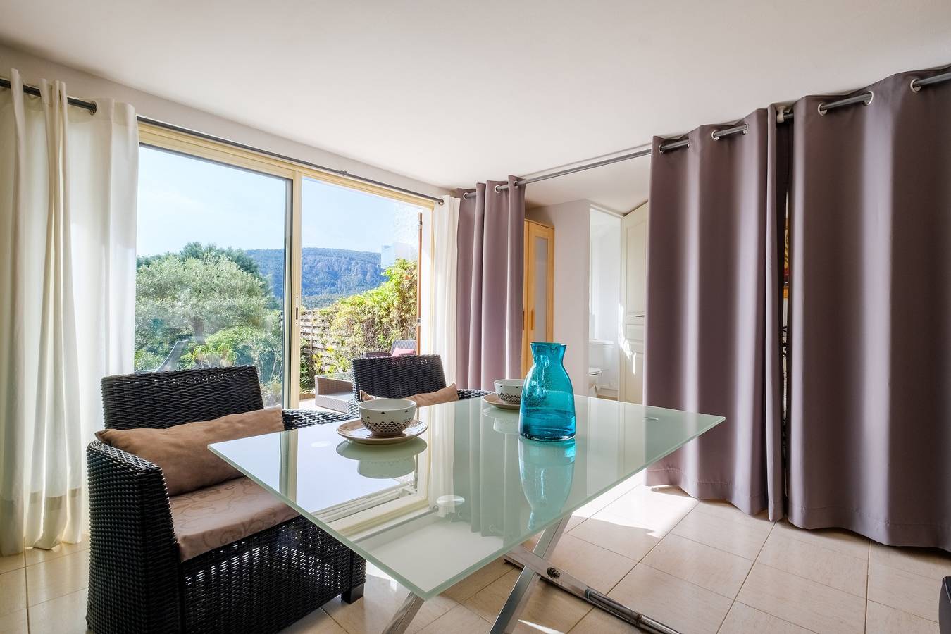 Entire studio, Studio Apartment 'Rez-de-villa Avec Piscine' with Sea View, Shared Pool and Wi-Fi in Mandelieu-la-Napoule, Mediterranean Coast (France)