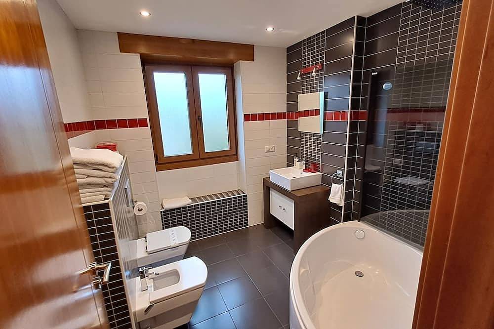 Apartamento entero, Estudio de luxe Casa Angiz Etxea 2; encanto, spa exterior y vistas al valle in Sumbilla, Pirineos