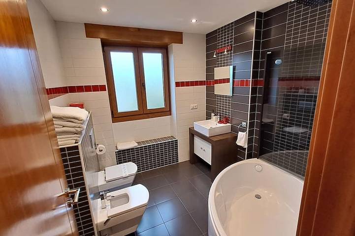 Entire apartment, Luxe studio Casa Angiz Etxea 2; charm, outdoor spa and valley views in Sunbilla, Spanish Pyrenees