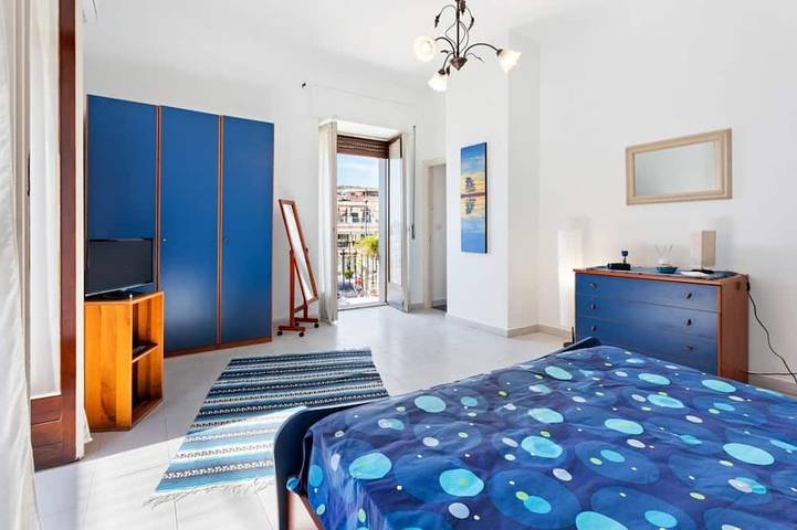 Appartement entier, Guesthost - This comfortable 80sqm apartment can accommodate up to 3 people (distributed over 2 levels with internal stairs) located on the first floor, without a lift, of a characteristic building overlooking the Cyclops Riviera and Lachea Island. In 5 in Aci Trezza, Aci Castello