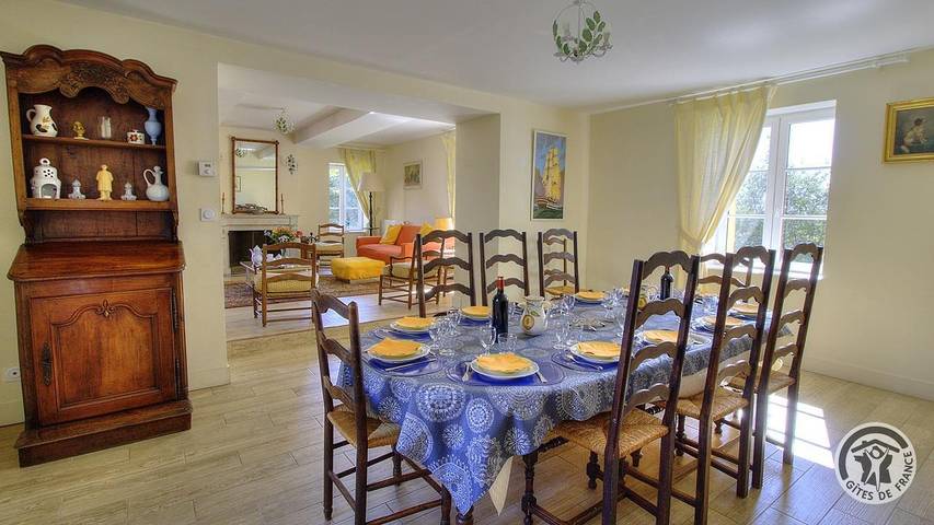 Gîte pour 12 personnes, avec piscine ainsi que terrasse et jardin, animaux acceptés dans Rhône - 4