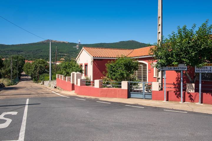 Apartamento vacacional entero, Casa de vacaciones 'El Parral' con vistas a la montaña, terraza compartida y Wi-Fi in La Rinconada de la Sierra, Provincia de Salamanca
