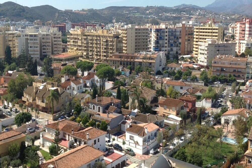 Entire apartment, 2 Bed Sea Front Apartment with sea and mountain  views, Wifi included, in Fuengirola, Costa del Sol