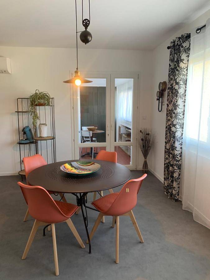Appartement entier, Apartment with Terrace in Vergèze, Côte méditerranéenne (France)