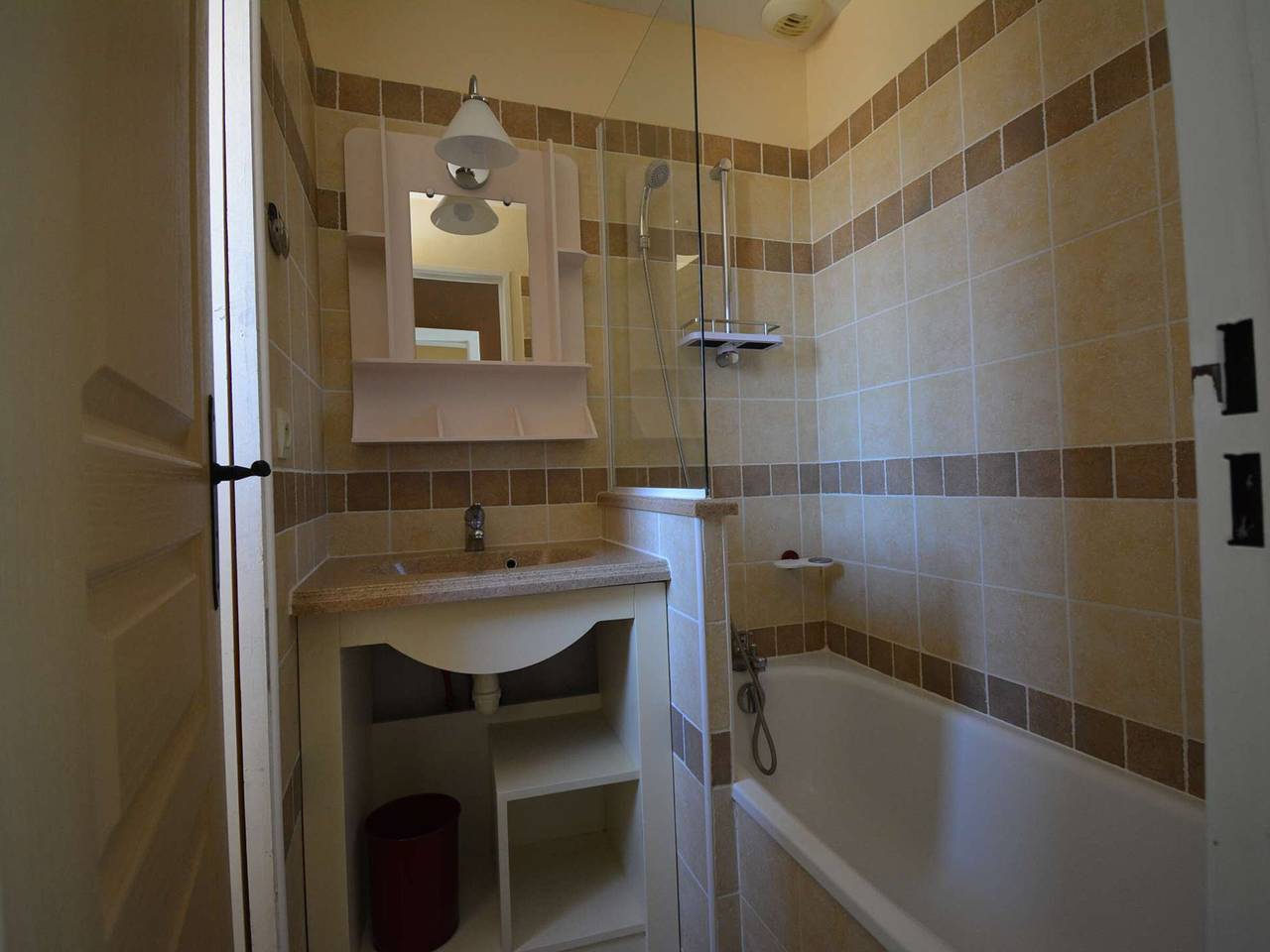 Klimatisiertes Maisonettehaus für 5 Personen mit Terrasse und Wlan in Grospierres, Ardèche