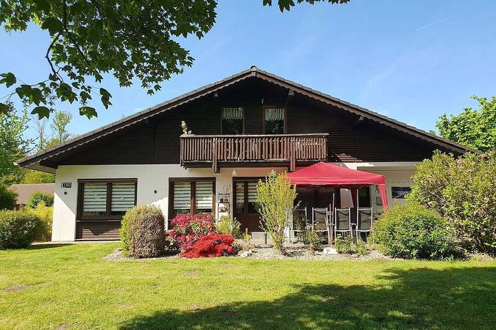 Ferienhaus für 9 Personen, mit Balkon und Garten - 1