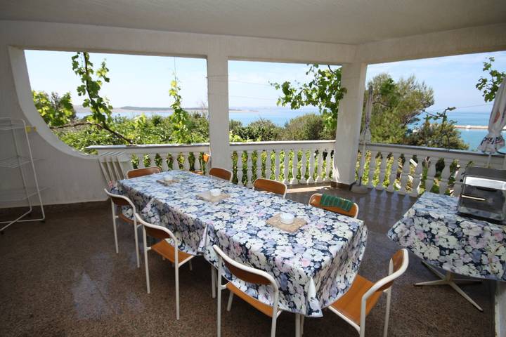 Ferienwohnung für 8 Personen, mit Balkon/Terrasse auf Pag