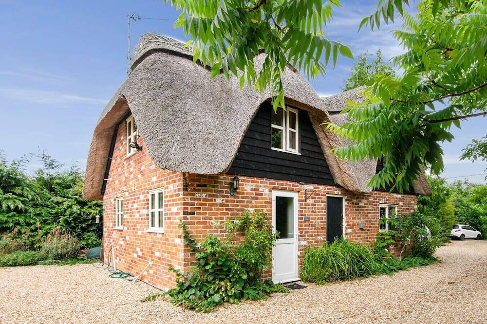 Charming thatched countryside hideaway with beams and garden access in Fordingbridge, Hampshire