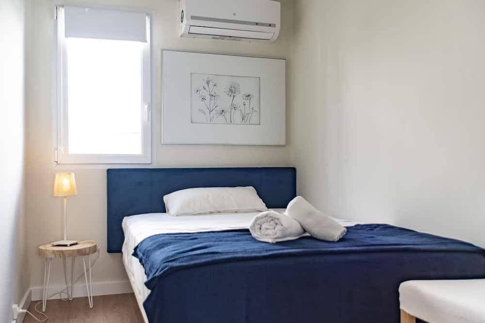 Entire apartment, Quiet Apartment Pl. Cisneros 2 -5 pax, in Ciutat Vella, in downtown Valencia in Valencia City Centre, Valencia