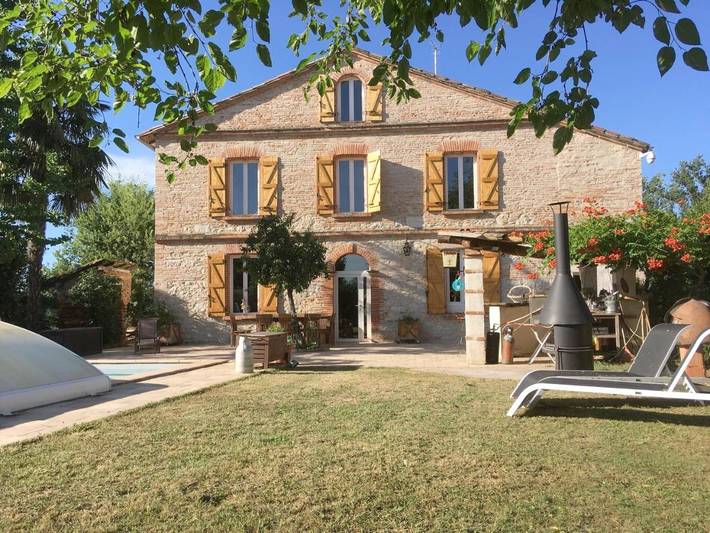 Location de vacances pour 8 personnes, avec Terrasse ainsi que Jardin et Piscine à Saint-Étienne-de-Tulmont