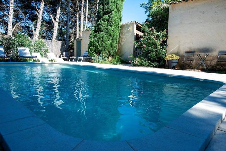 Location de vacances pour 8 personnes, avec piscine ainsi que vue et jardin à Caderousse - 2