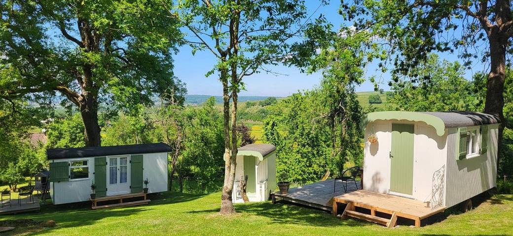 Location de vacances pour 4 personnes, avec vue ainsi que jardin et terrasse à Saisy