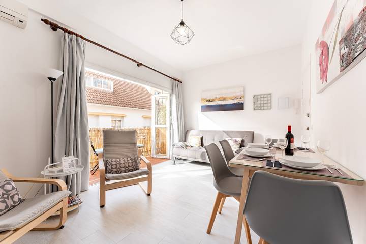 Hel lägenhet, Holiday Apartment "Salinas" with Private Terrace & Wi-Fi in Fuengirola Centre, Fuengirola