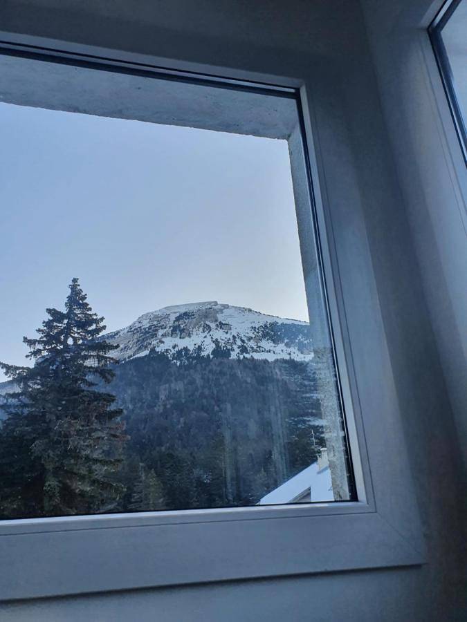 Family Room with Private Bathroom in Sarcenas, Isère