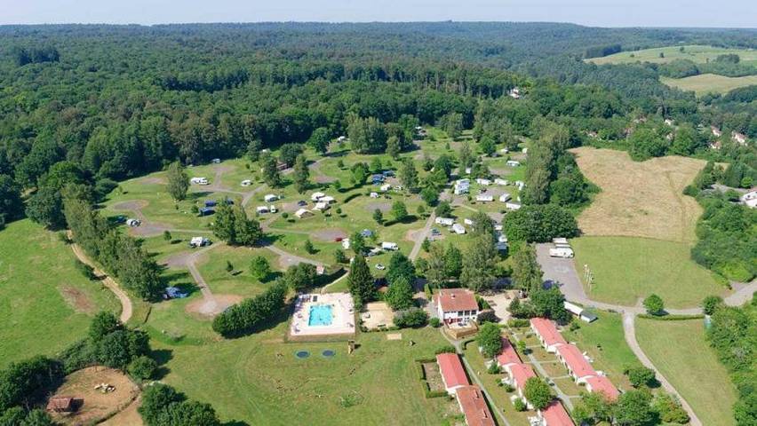 Tente pour 5 personnes, avec Terrasse ainsi que Jardin et Piscine