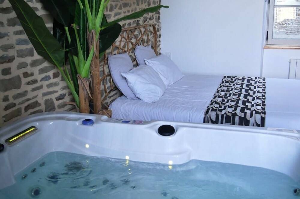 Entire apartment, Enjoy a sweet night with Jacuzzi in Fougères, Fougères-Vitré