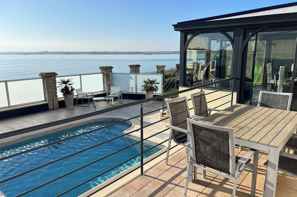 Beach mansion directly by the sea + pirvat pool - stone´s throw enter the beach in Plounéour-Brignogan-Plages, Región de Brest
