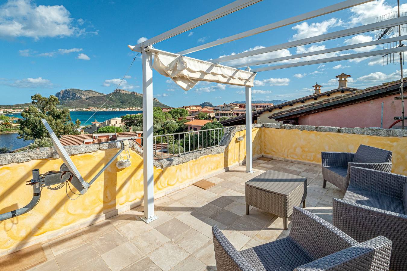 Appartamento intero, Appartamento 'Orizzonti Solarium' con terrazza privata in Baia Caddinas, Golfo Aranci