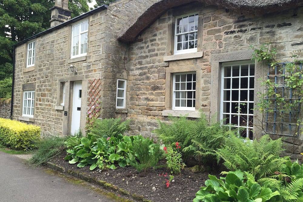 Cosy but spacious Peak District cottage, close to Chatsworth House. in Baslow and Bubnell, Derbyshire