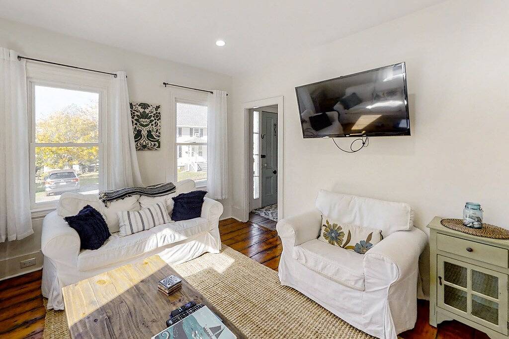 Coastal home with new, full kitchen, walkable downtown location in Boothbay Harbor, Lincoln County (Maine)