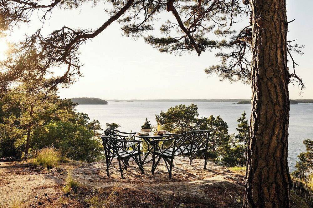 A restored 1911 waterfront estate on Skarpö — 7 bedrooms, private dock, and wood-fired sauna in Vaxholm, Arcipelago di Stoccolma