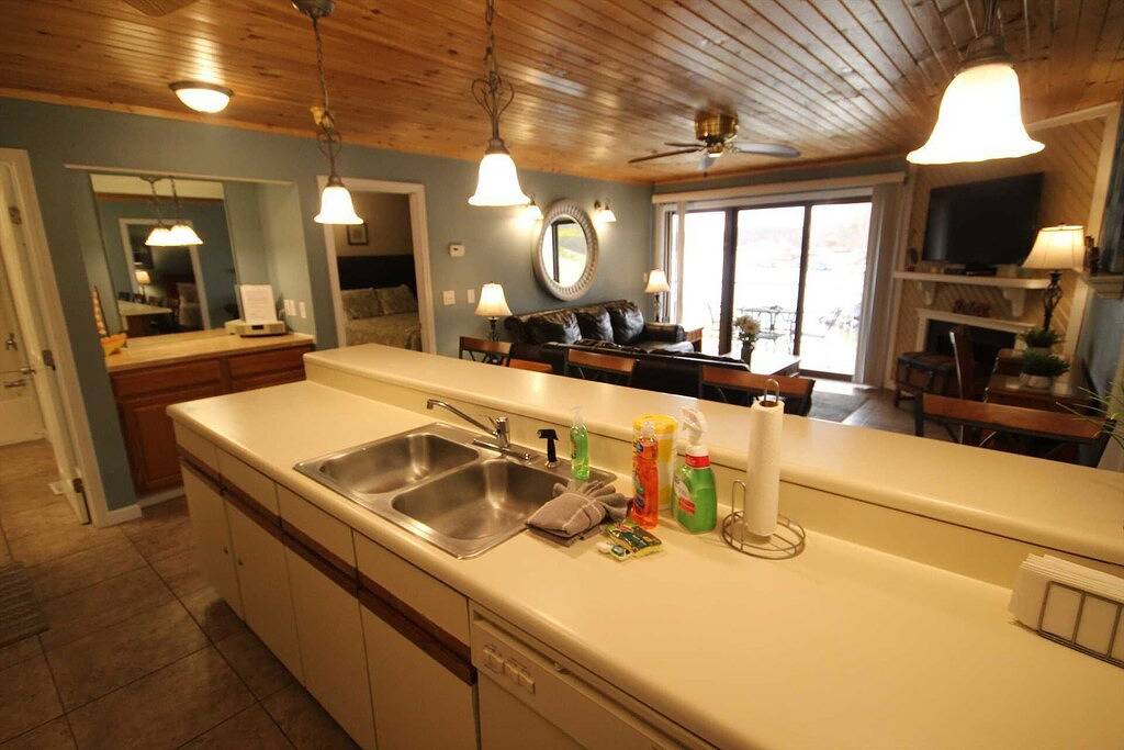 Ganze Wohnung, Keramikfliesenböden, Waterfront Condo, große überdachte Terrasse, tolle Preise! in Osage Beach, Lake of the Ozarks