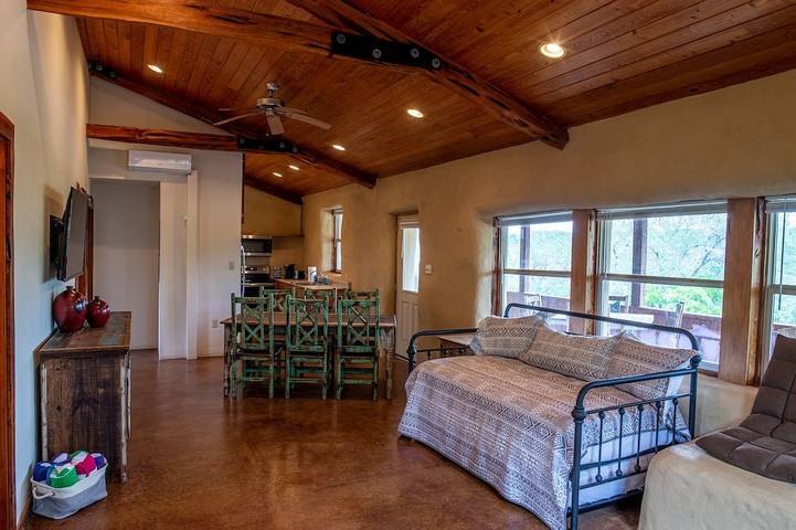Vacation rental for 32 people, with yard and terrace in Texas Hill Country