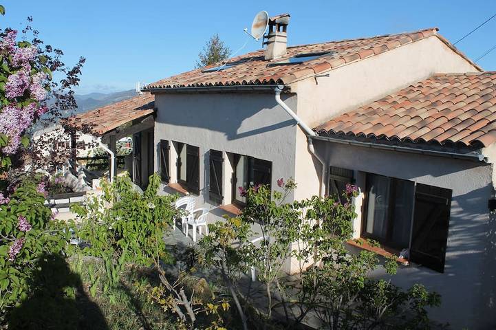 Gîte pour 4 personnes, avec jardin et balcon, animaux acceptés à Ascros