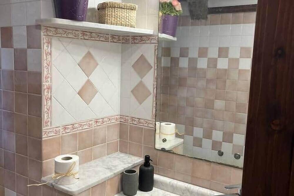 Hel leilighet, A Pink Primrose in the hamlet in Montecchio, Provinsen Terni