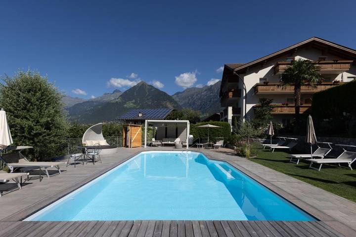 Apartmenthotel für 6 Personen, mit Balkon und Terrasse sowie Garten und Pool in Schenna