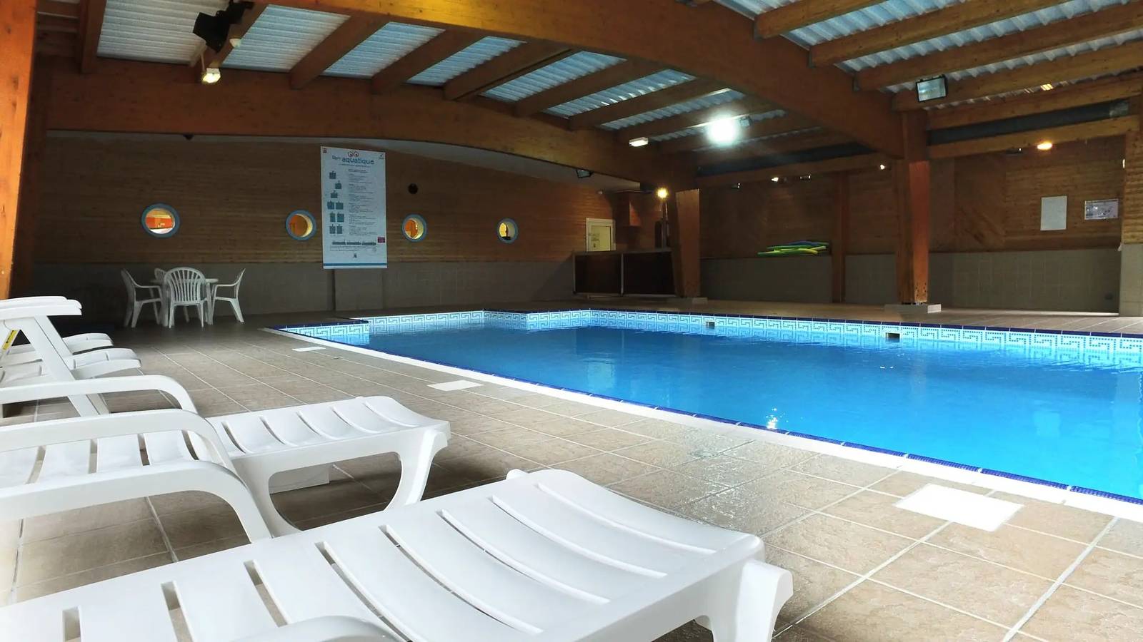 Apartamento entero, Habitación de 12 m², de una sola estancia (sin cocina) _ No se admite cuna 2 personas in Le Lioran, Saint-Jacques-des-Blats
