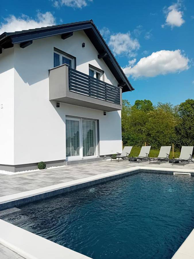 Spa & Pool Holiday House - Šumska vila in Żupania brodzko-posawska