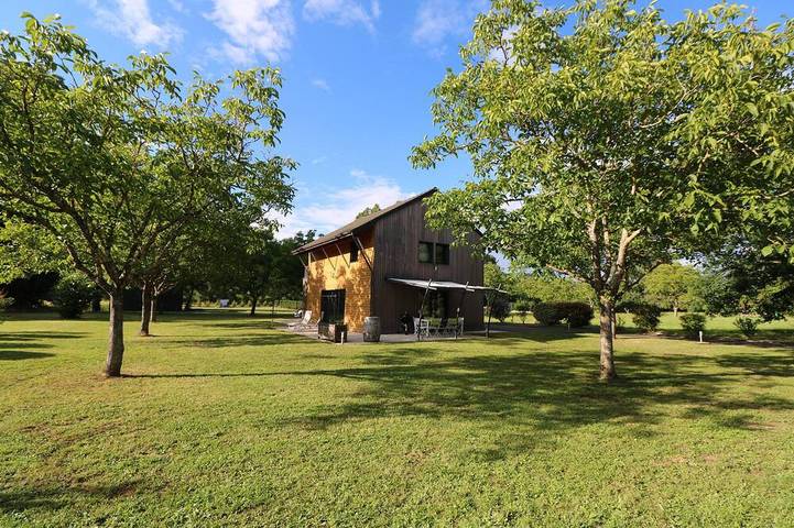 Location de vacances pour 8 personnes, avec Terrasse ainsi que Jardin et Piscine