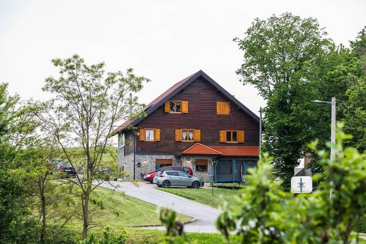 Ganze Wohnung, Apartment 'Stone and Wood' mit Whirlpool und Spielplatz in Karlovac und Umgebung