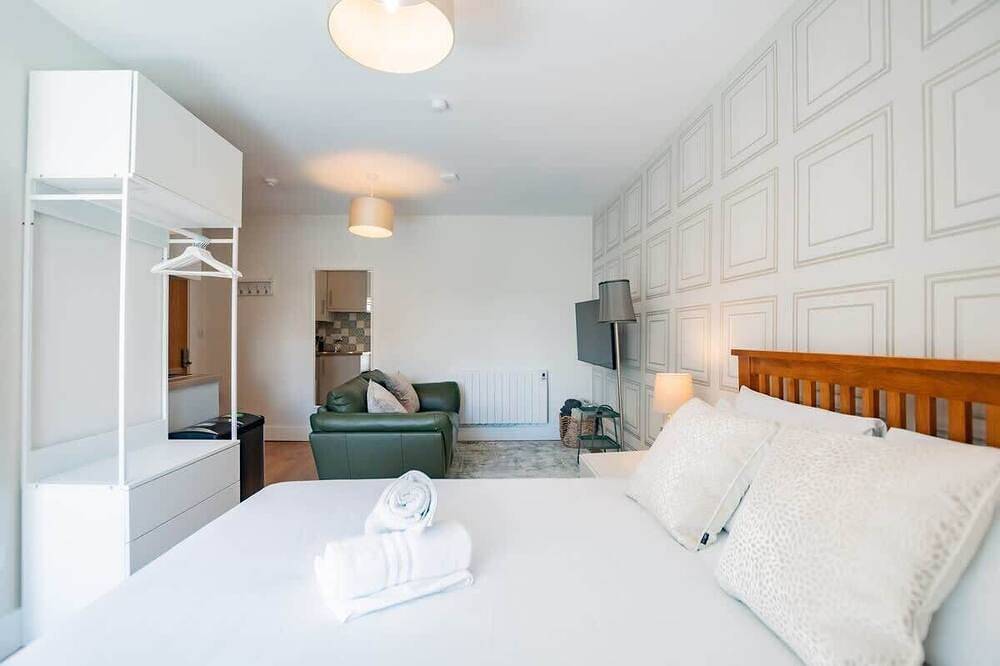 Entire apartment, Eyre View Suites - Studio #2 - Sleeps 2 in Eyre Square, Galway