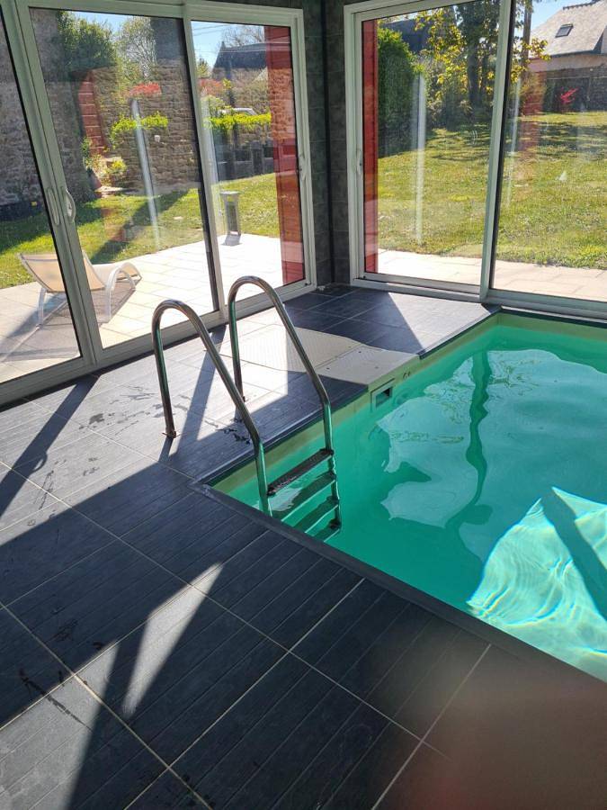 Maison de vacances pour 4 personnes, avec Terrasse ainsi que Jardin et Piscine à Theix