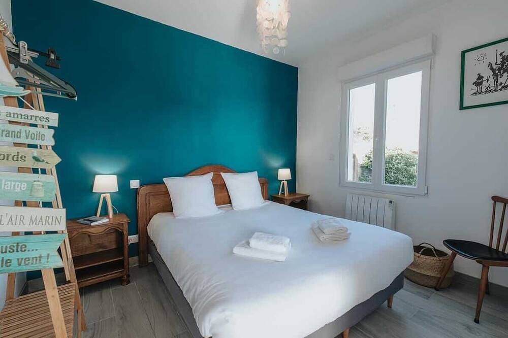 Ty mezou: small fisherman's cottage on the seafront along the Gr34. in Porspoder, Brest region